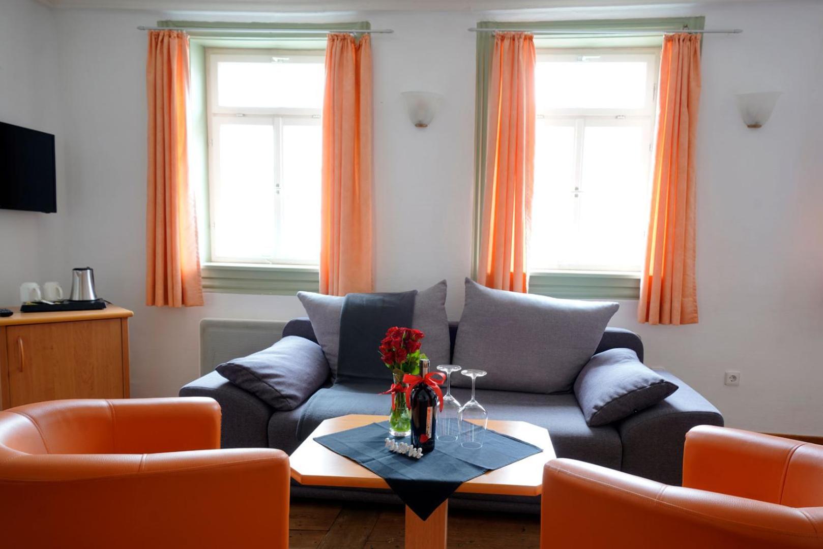 Hotel Adler Am Schloss Bonnigheim エクステリア 写真