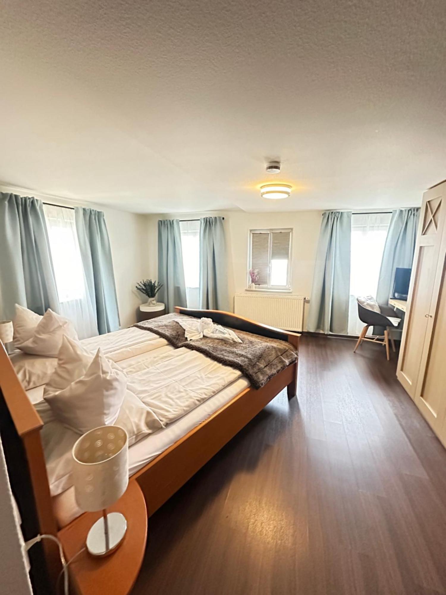 Hotel Adler Am Schloss Bonnigheim エクステリア 写真